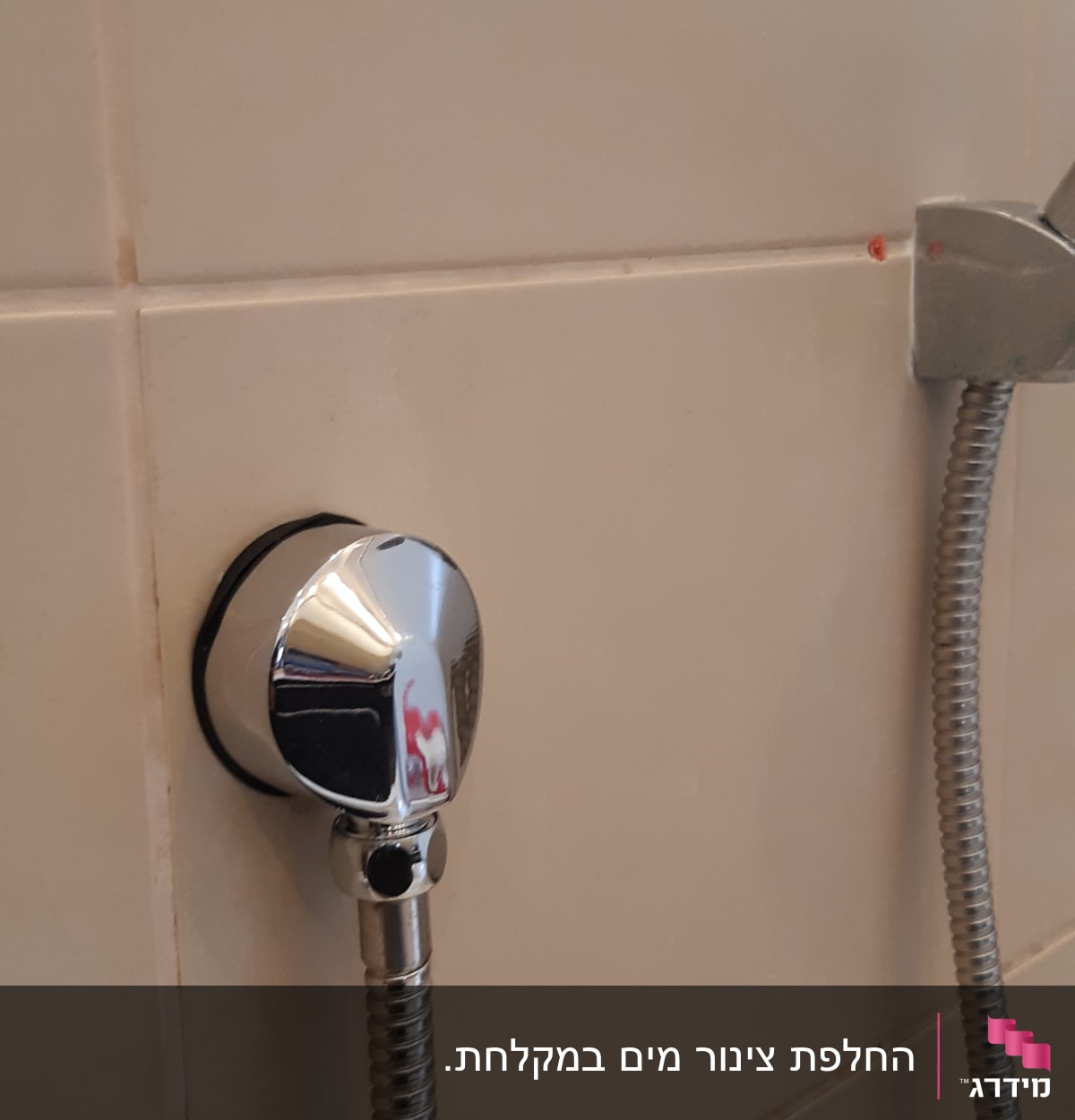 צינור מתכת מחובר לקיר בחדר אמבטיה